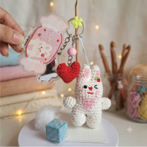 Llavero Conejito Dulce con Espejo Giratorio "Sweet Strawberry"